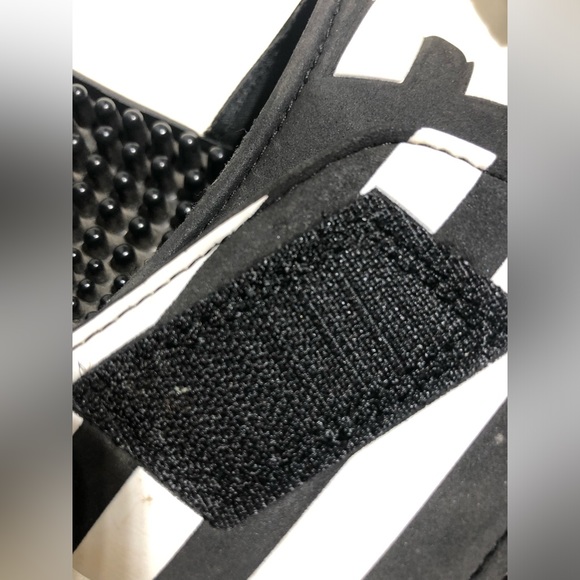 Boys Adidas slides - Picture 3 of 5